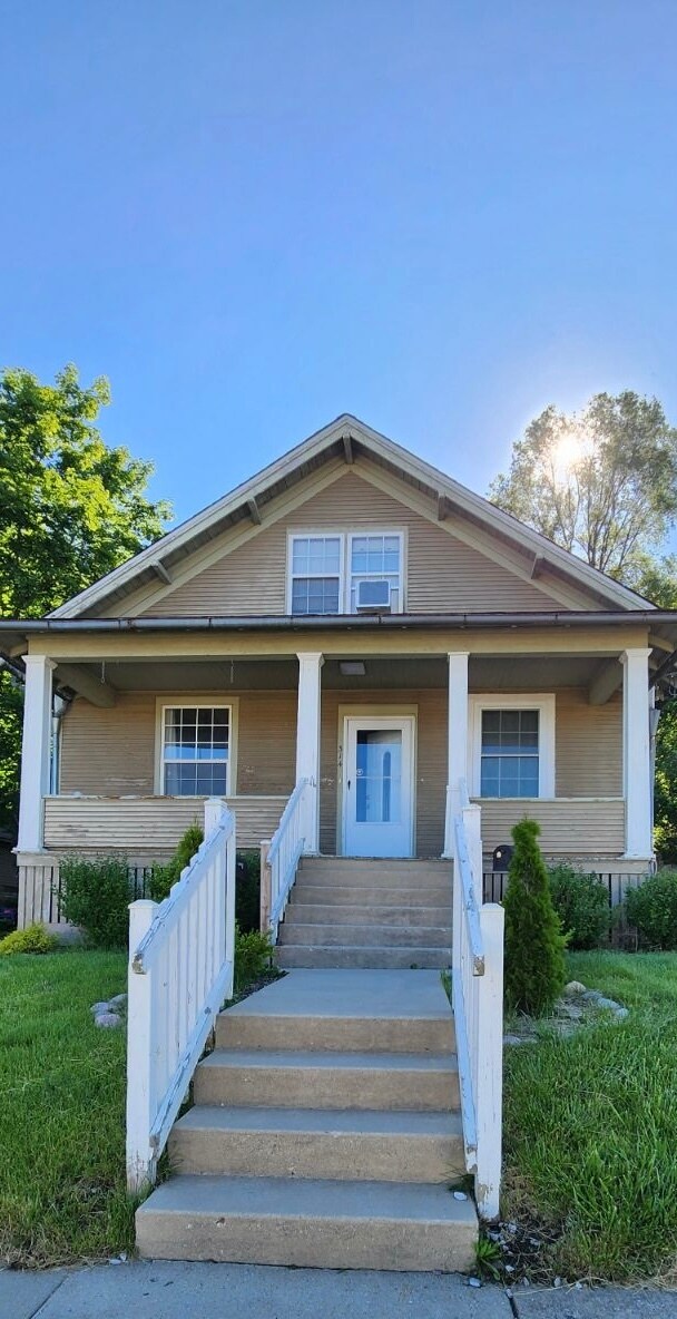 Charming Home with Modern Conveniences One Block from Historic Downtown! - 314 N Van Buren St