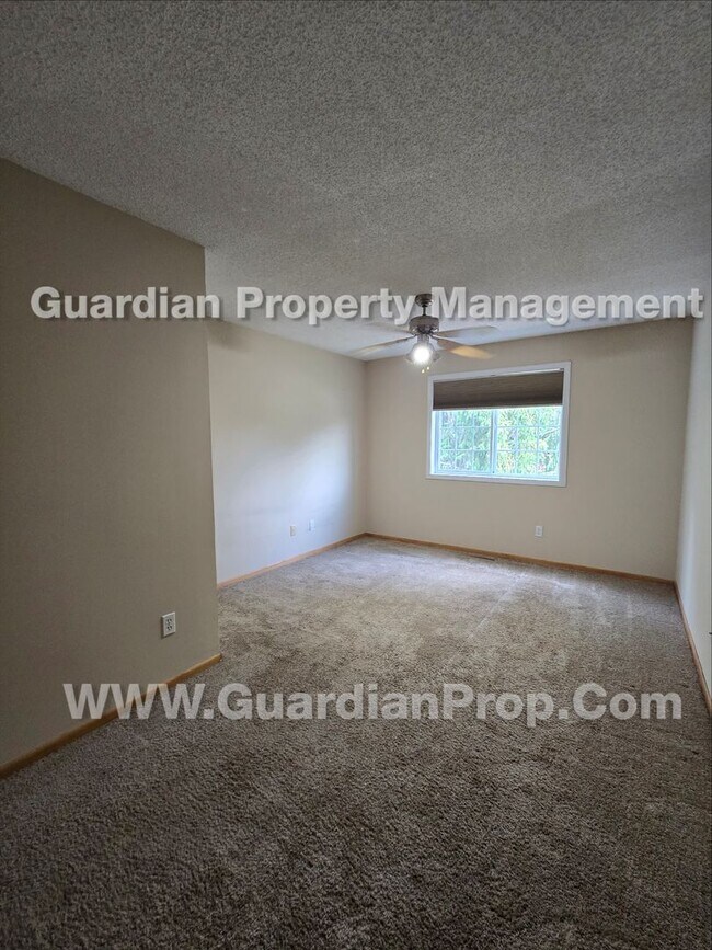 Building Photo - Plymouth Town Home, loft and private patio, master walk-in closet, Available Now!
