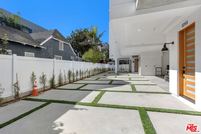 Building Photo - 1253 N Gower St