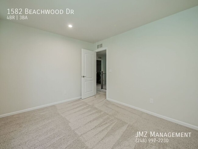 Building Photo - 1582 Beachwood Dr