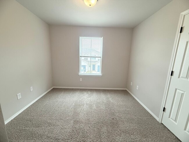 Building Photo - Quick access Ft. Sam, Randolph, and the airport