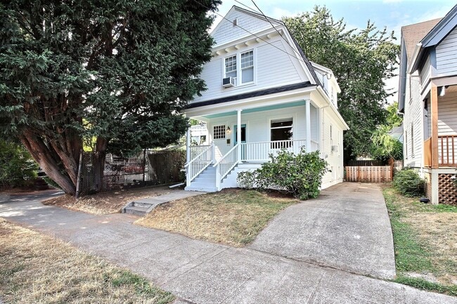 Building Photo - Charming Victorian home with private driveway