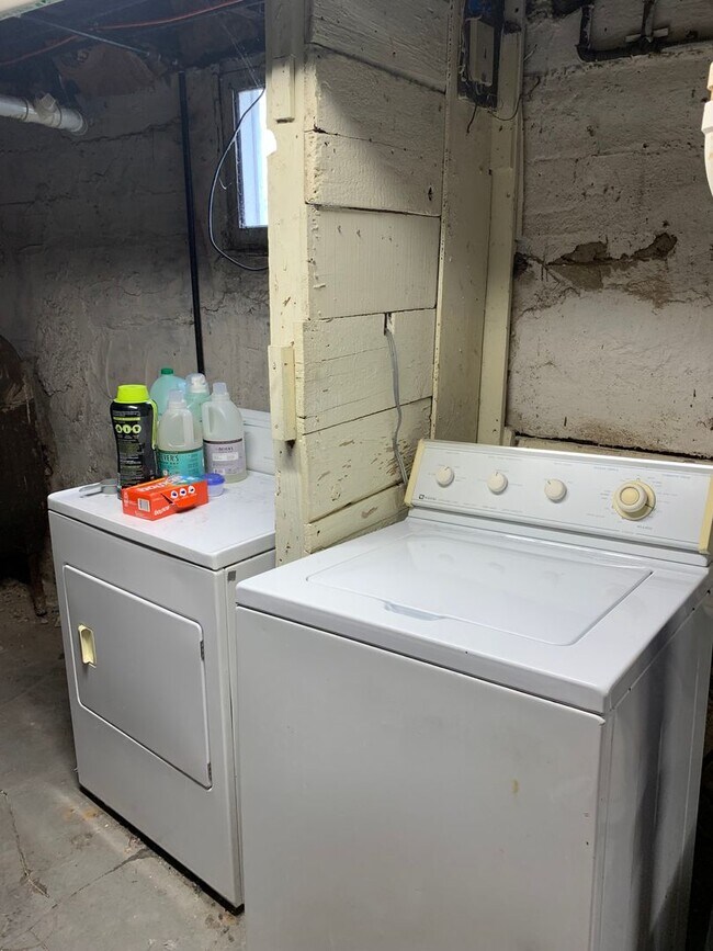 Building Photo - 418 S Orchard St