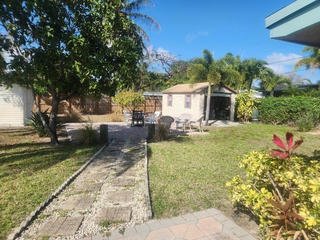 Building Photo - 1261 NE 2nd St