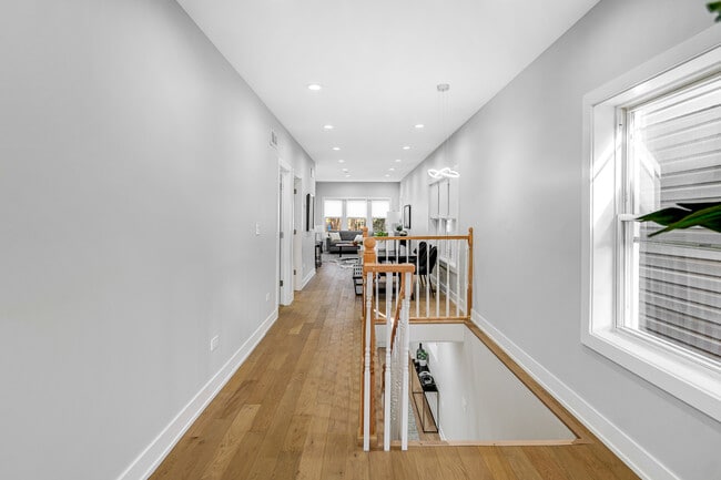 Building Photo - 4721 W Warwick Ave