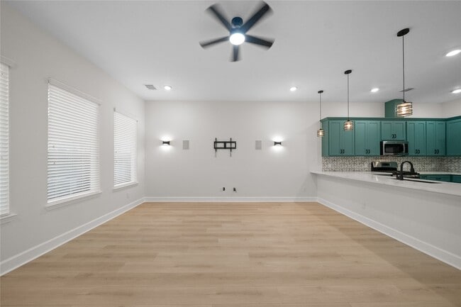 Building Photo - 1411 Bayou St