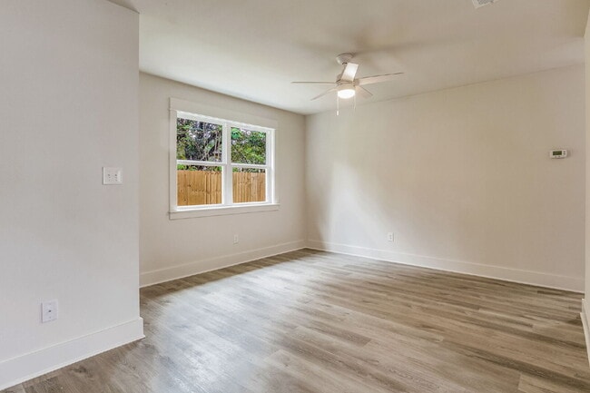 Building Photo - Welcome home to this beautifully updated 2-bedroom, 1-bath unit in a well-maintained triplex!