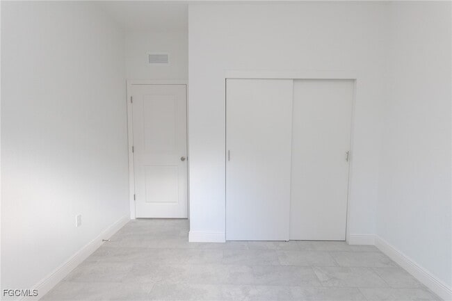 Building Photo - 1087 Rugby Cir