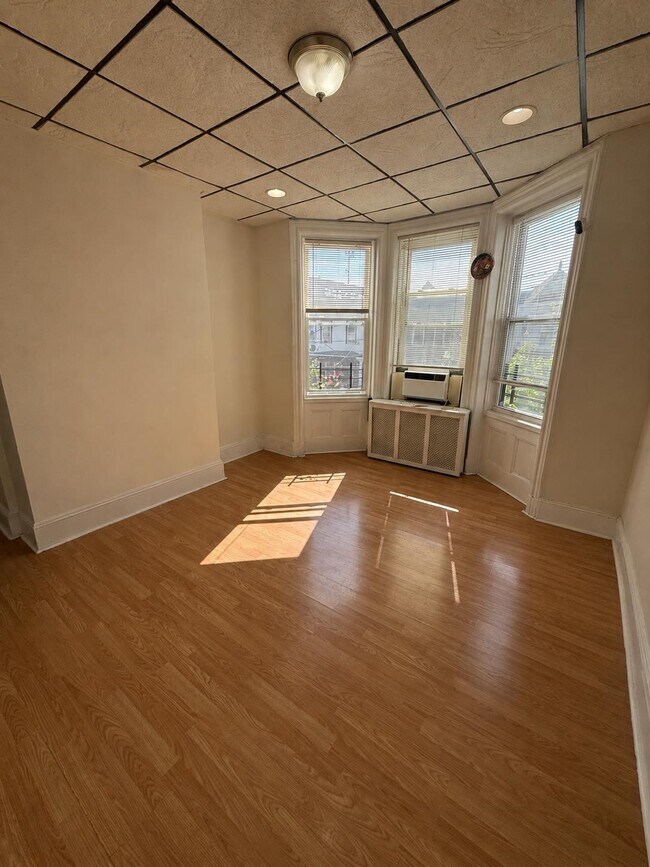 Building Photo - 2305 Kerrigan Ave