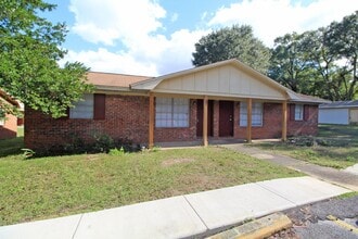 Building Photo - North Pensacola 2BR Duplex Near UWF & I-10 with All-Electric Living, Eat-In Kitchen & Washer/Drye...