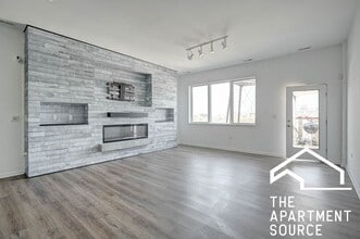 Building Photo - Top Floor Massive 3 Bed/2 Bath in the South Loop with a Stunning Updated Kitchen!