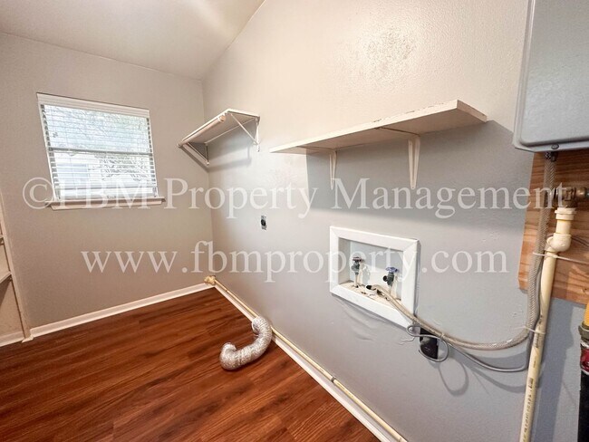 Building Photo - 603 E Lampasas St