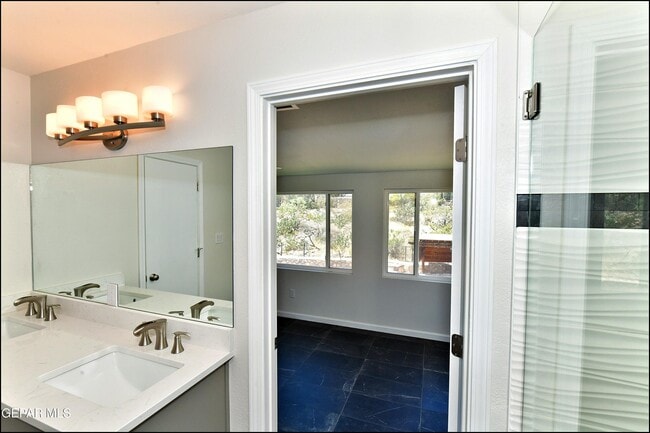 Building Photo - 529 Castlerock Ln