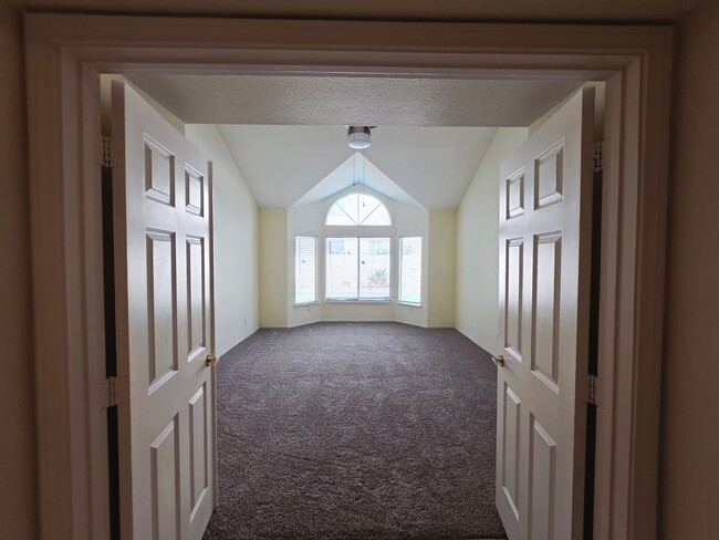 Building Photo - Single Story Home w/Pool in The Lakes!