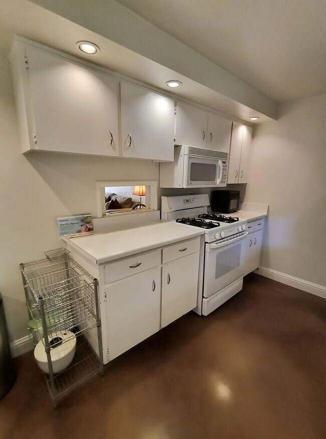 Building Photo - SHORT TERM RENTAL! Fully Furnished and Mov...