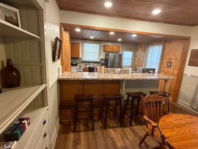 Building Photo - 33 Maple Ave