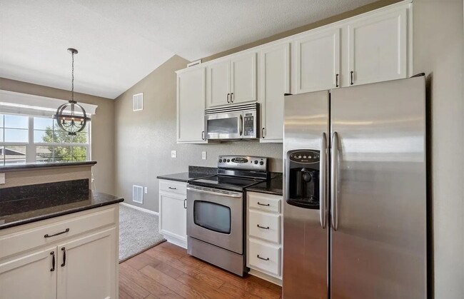 Building Photo - Spacious 2 bedroom, 2 bathroom condo for r...