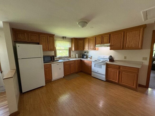 Building Photo - 231 River Dr