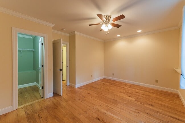 Building Photo - 211 Spicewood Dr