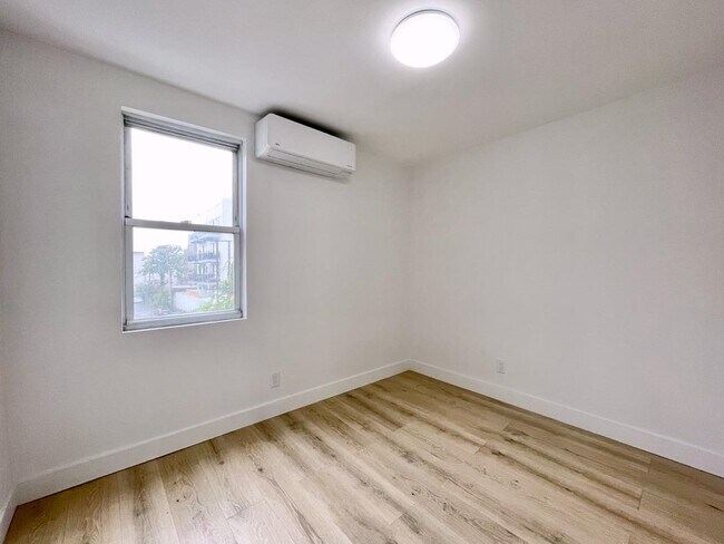 Building Photo - 379 Monmouth St