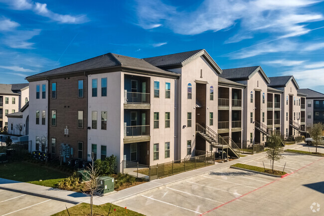 Building Photo - Cathedral Lakes