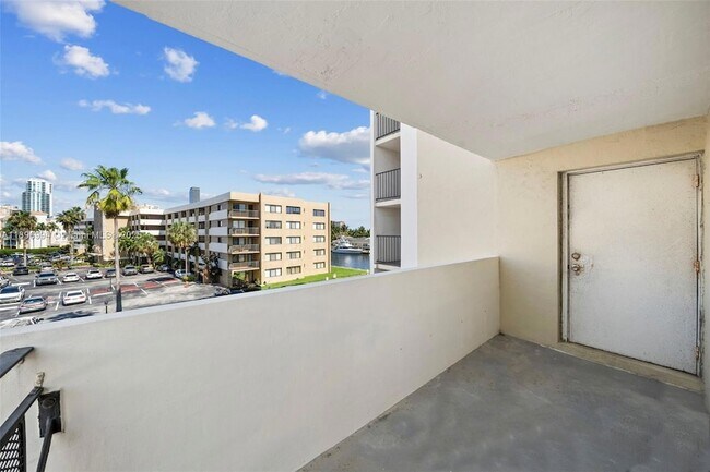 Building Photo - 401 Golden Isles Dr