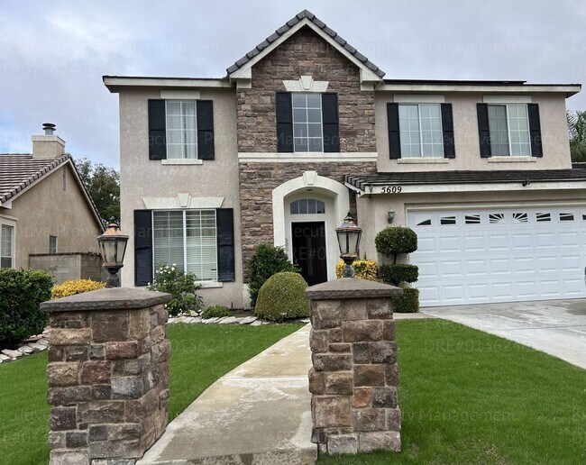 Building Photo - Stunning 4-bedroom, 3 bathroom home located in the westside of Bakersfield this  spacious house o...
