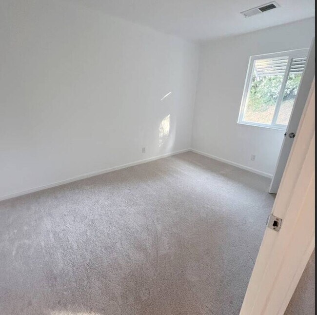 Building Photo - Virginia Hills-3 BR, 2.5 Bath Townhome wit...
