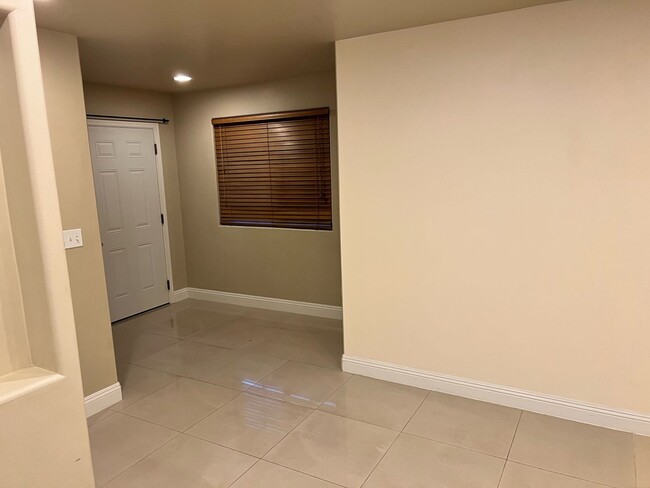 Building Photo - Pet Friendly, Ground Level, W/D, AC, Great...