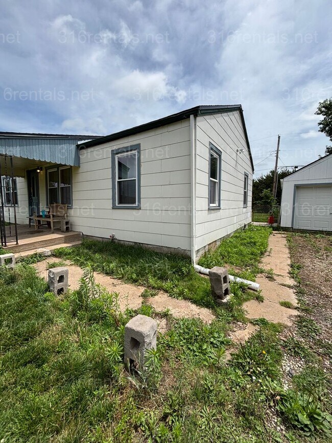 Building Photo - Three bed one bath house available now!