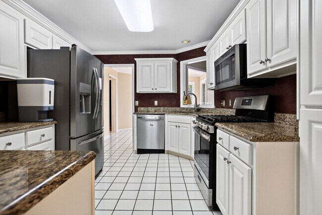 Building Photo - 1651 Flagstone Point NW