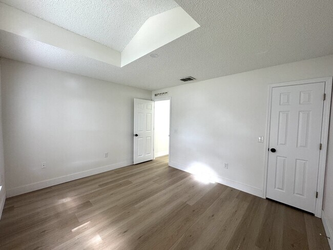 Building Photo - 964 Vanderbilt Dr