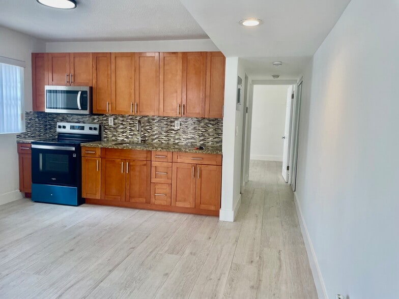 Building Photo - 221 SW 9th Ave