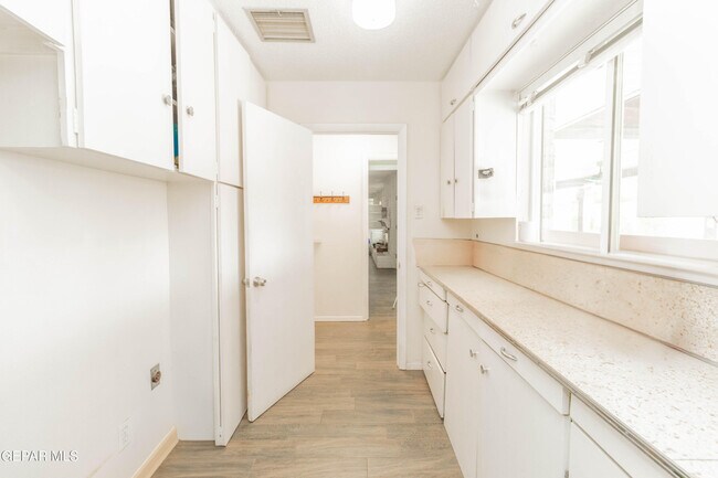 Building Photo - 8608 Catalpa Ln