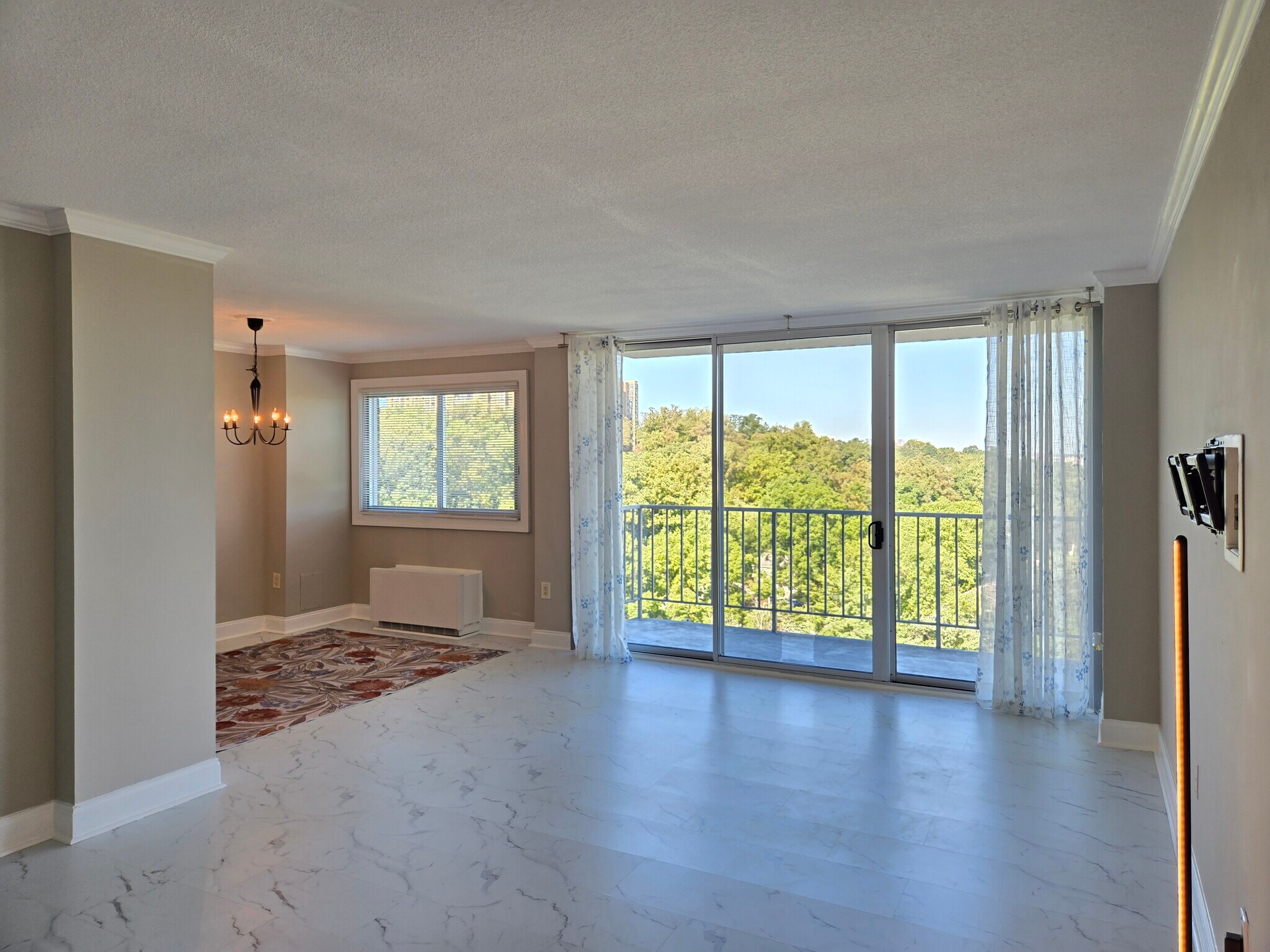 Living Room/Dinning Room - 2059 Huntington Ave