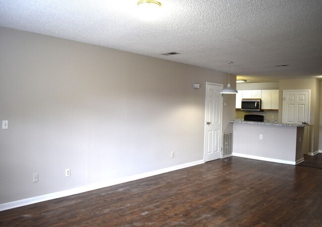 Building Photo - ONE-3 BED/3 BATH UNIT AVAILABLE AUGUST 15TH!