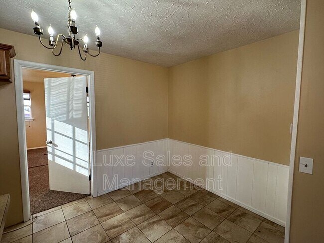 Building Photo - 116 W Rose Dr