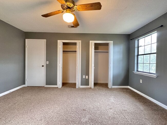 Building Photo - MOVE-IN READY!  [PET FRIENDLY]