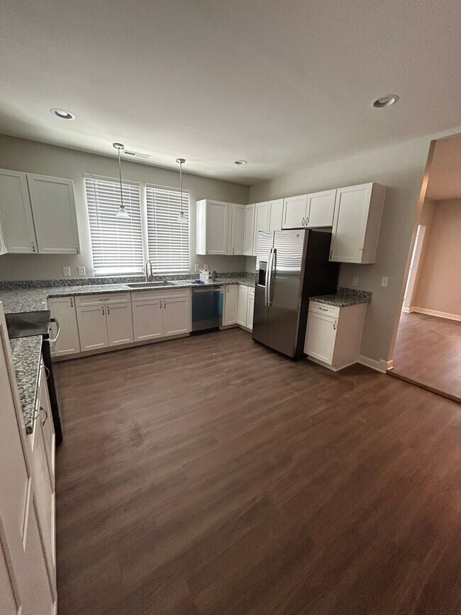 Building Photo - Renovated Spacious 3 Bedroom 2 bath with Full Appliance Package