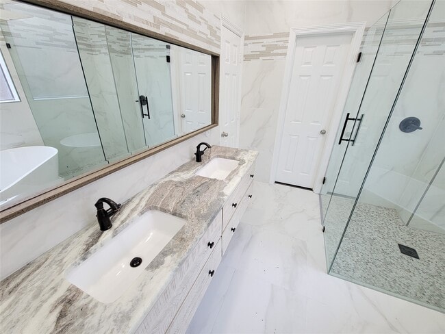 Building Photo - 11130 Celano Dr