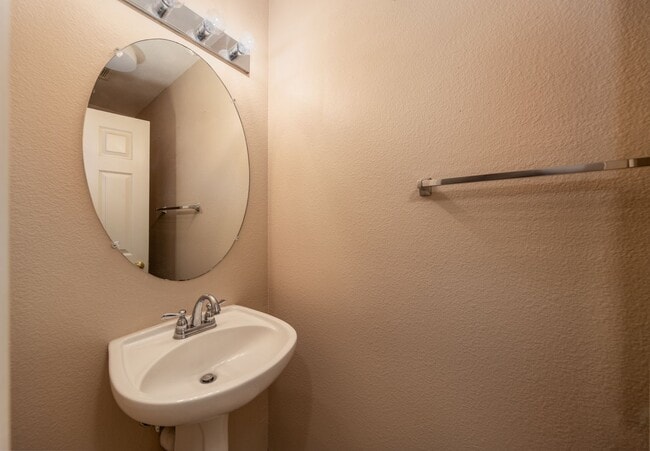 Building Photo - Spacious Home with Loft and Big Backyard