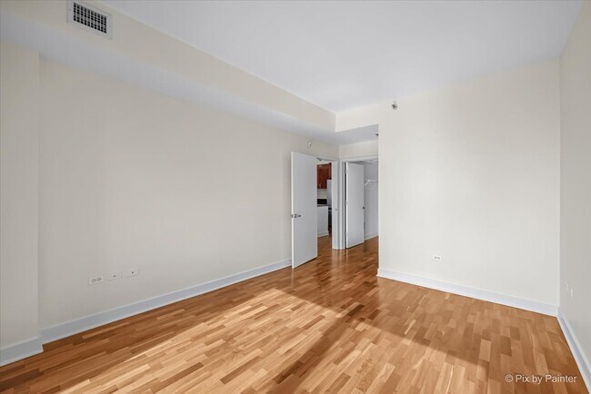 Building Photo - 744 N Clark St