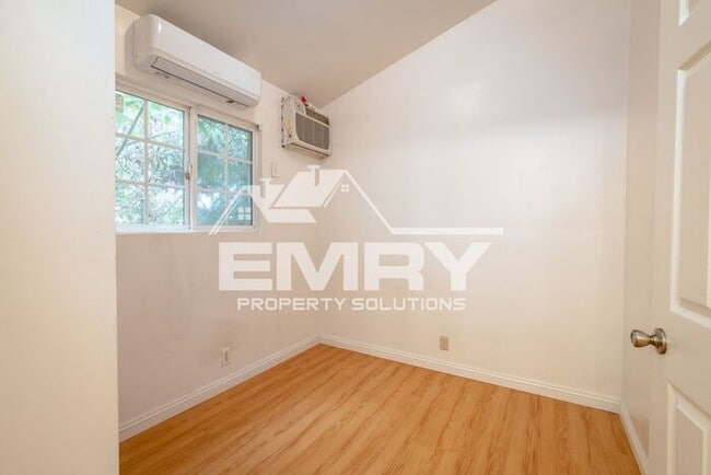 Building Photo - 1 Bed 1 Bath Unit for Rent Orange Blossom Move in Ready