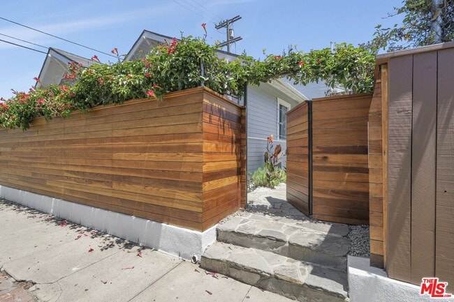 Building Photo - 320 4th Ave