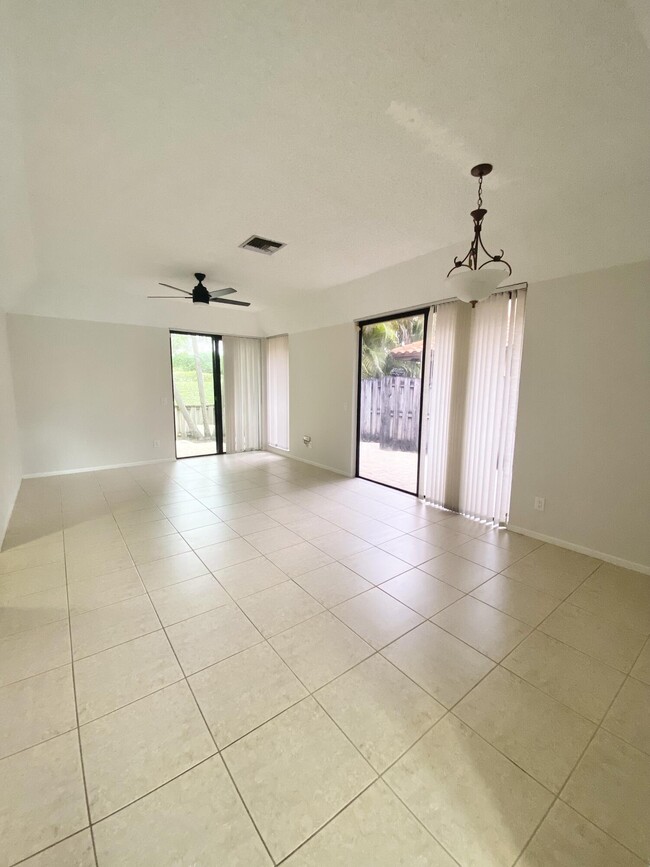 Building Photo - 5859 Fox Hollow Dr