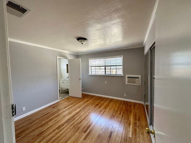 Building Photo - PET FRIENDLY Spacious 3 Bedroom 2 Bath! **...