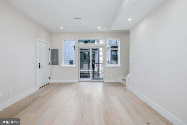 Building Photo - 722 Kenyon St NW