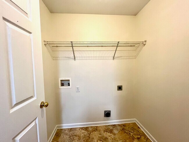 Building Photo - 2 Bed/2 Bath, Gated Community, Close to Sh...