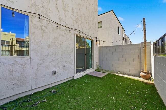 Building Photo - Stylish 2-bedroom, 2.5 bathroom townhouse in a desirable Phoenix location!