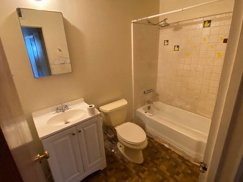 Building Photo - 1014 W 17th Pl